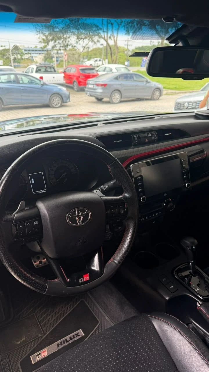 Toyota Hilux 2022, cor preta, foto 6 de 10
