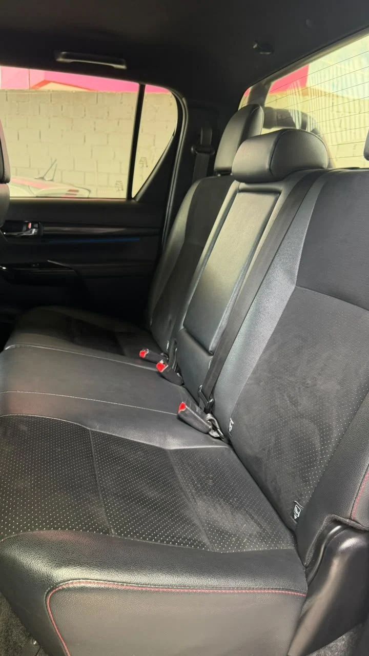 Toyota Hilux 2022, cor preta, foto 5 de 10