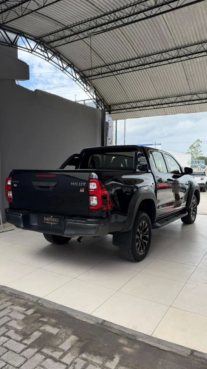 Toyota Hilux 2022, cor preta, foto 4 de 10