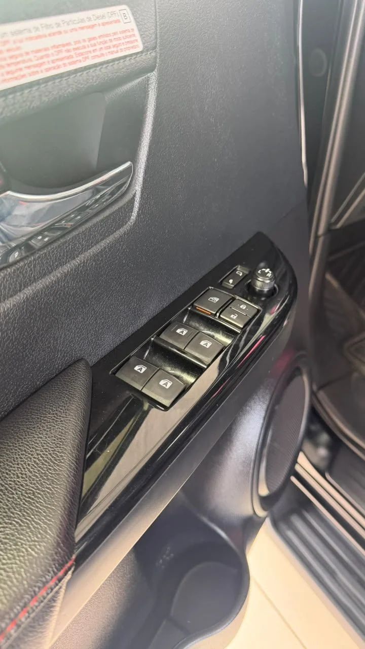 Toyota Hilux 2022, cor preta, foto 9 de 10