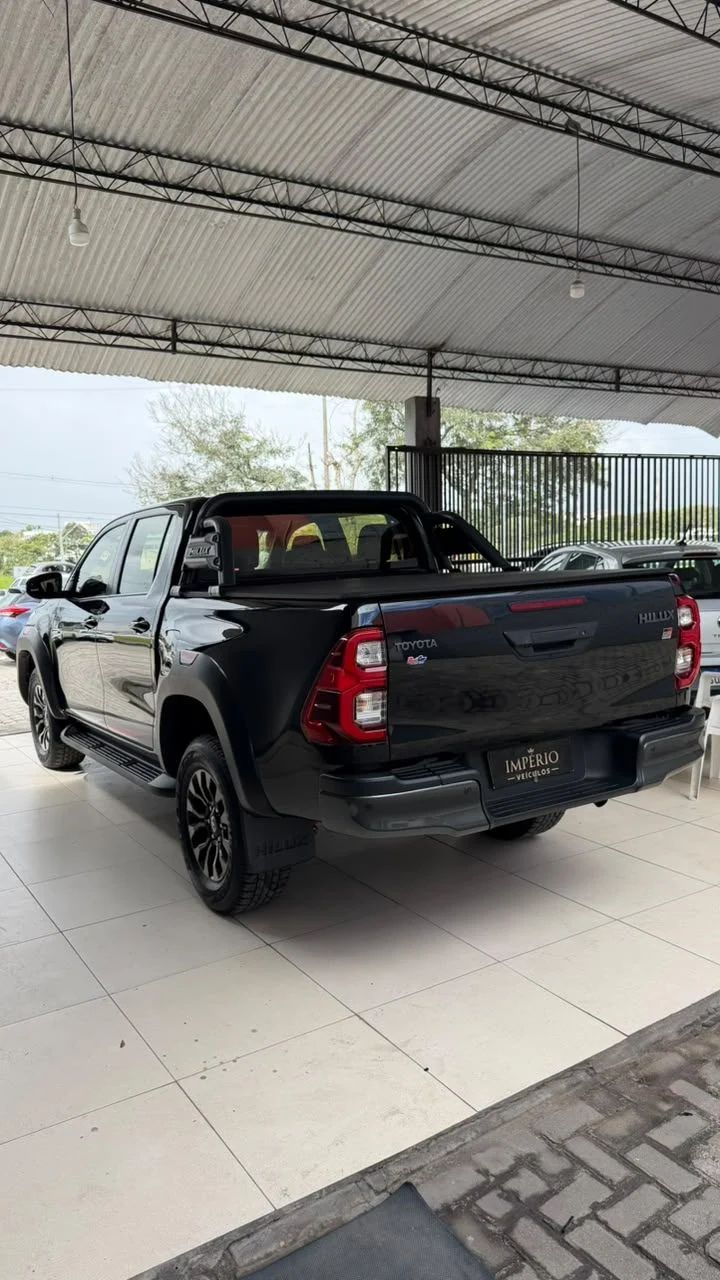 Toyota Hilux 2022, cor preta, foto 3 de 10