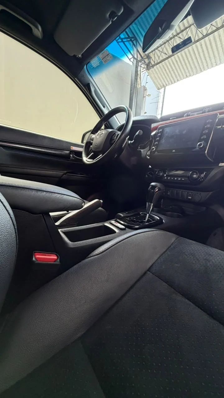 Toyota Hilux 2022, cor preta, foto 7 de 10